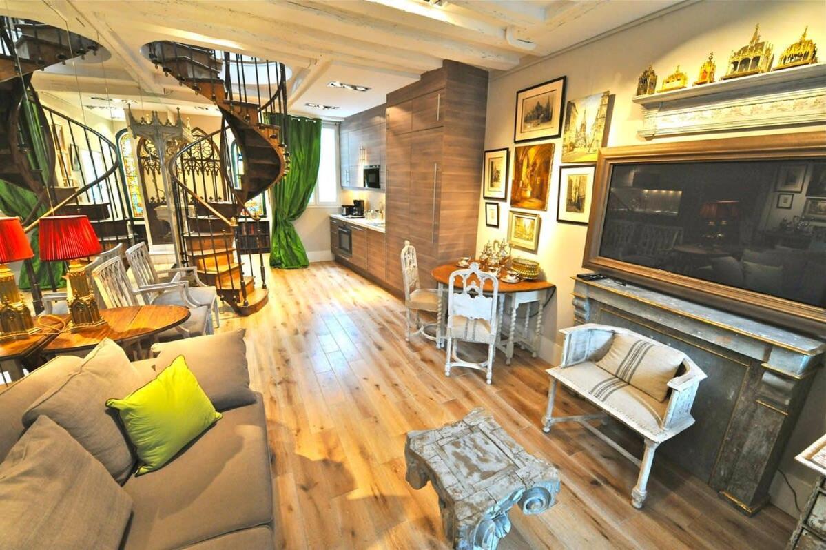 Appartement A Balcony On Notre Dame Paris