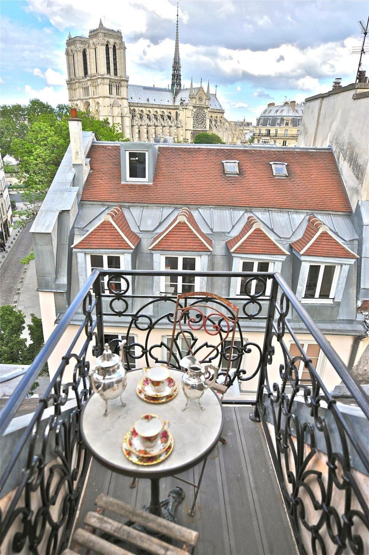 A Balcony On Notre Dame Appartement