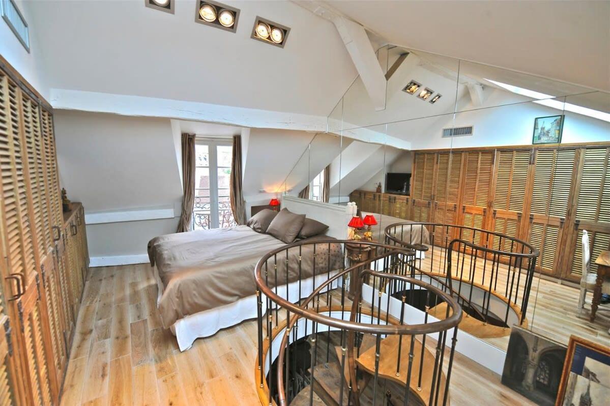 Appartement A Balcony On Notre Dame Paris