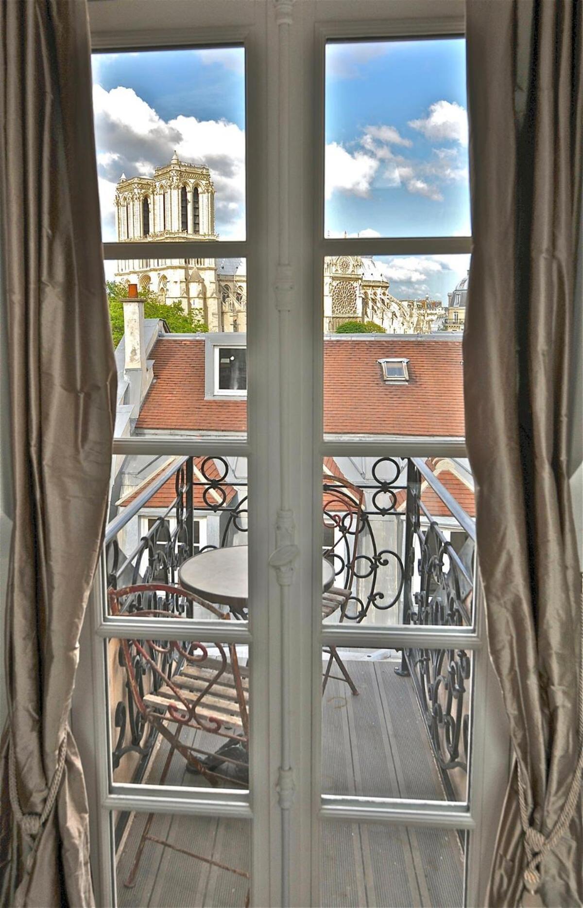 Appartement A Balcony On Notre Dame Parijs