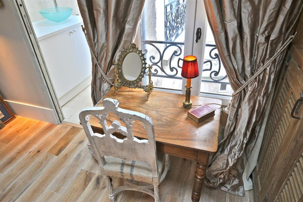 A Balcony On Notre Dame Parijs