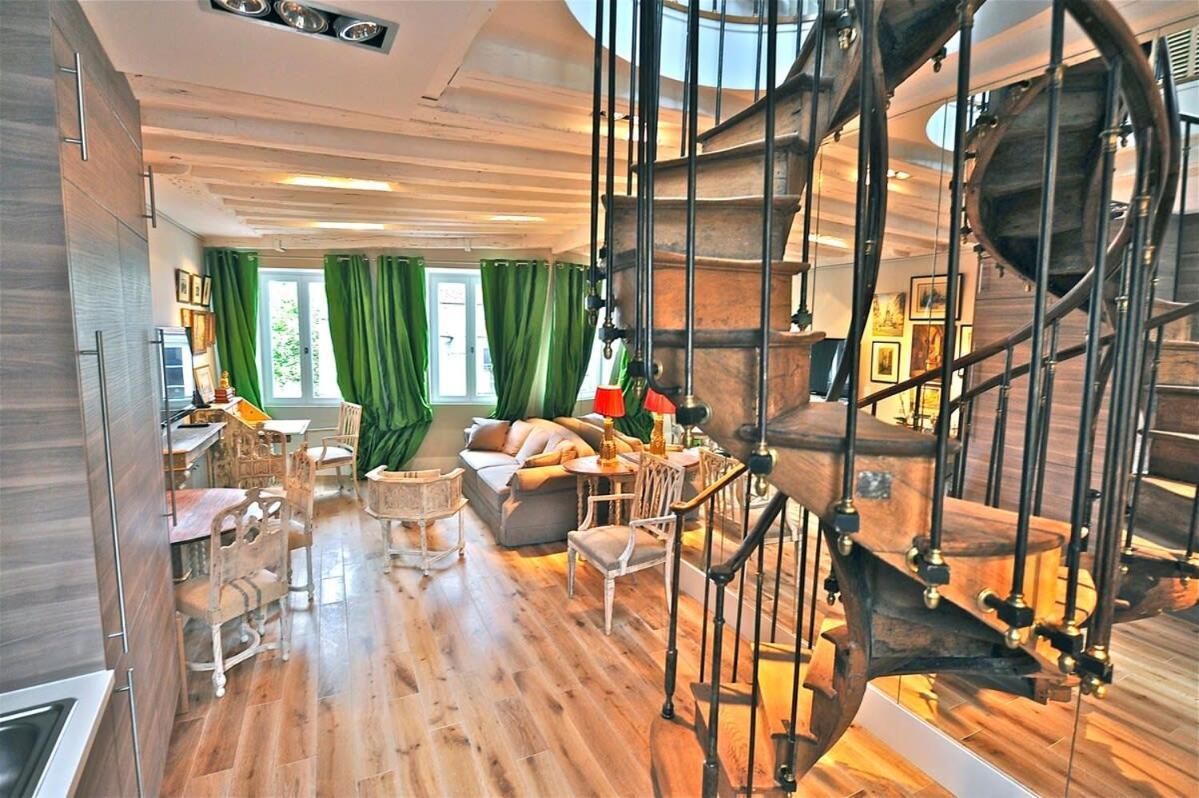 Appartement A Balcony On Notre Dame Parijs